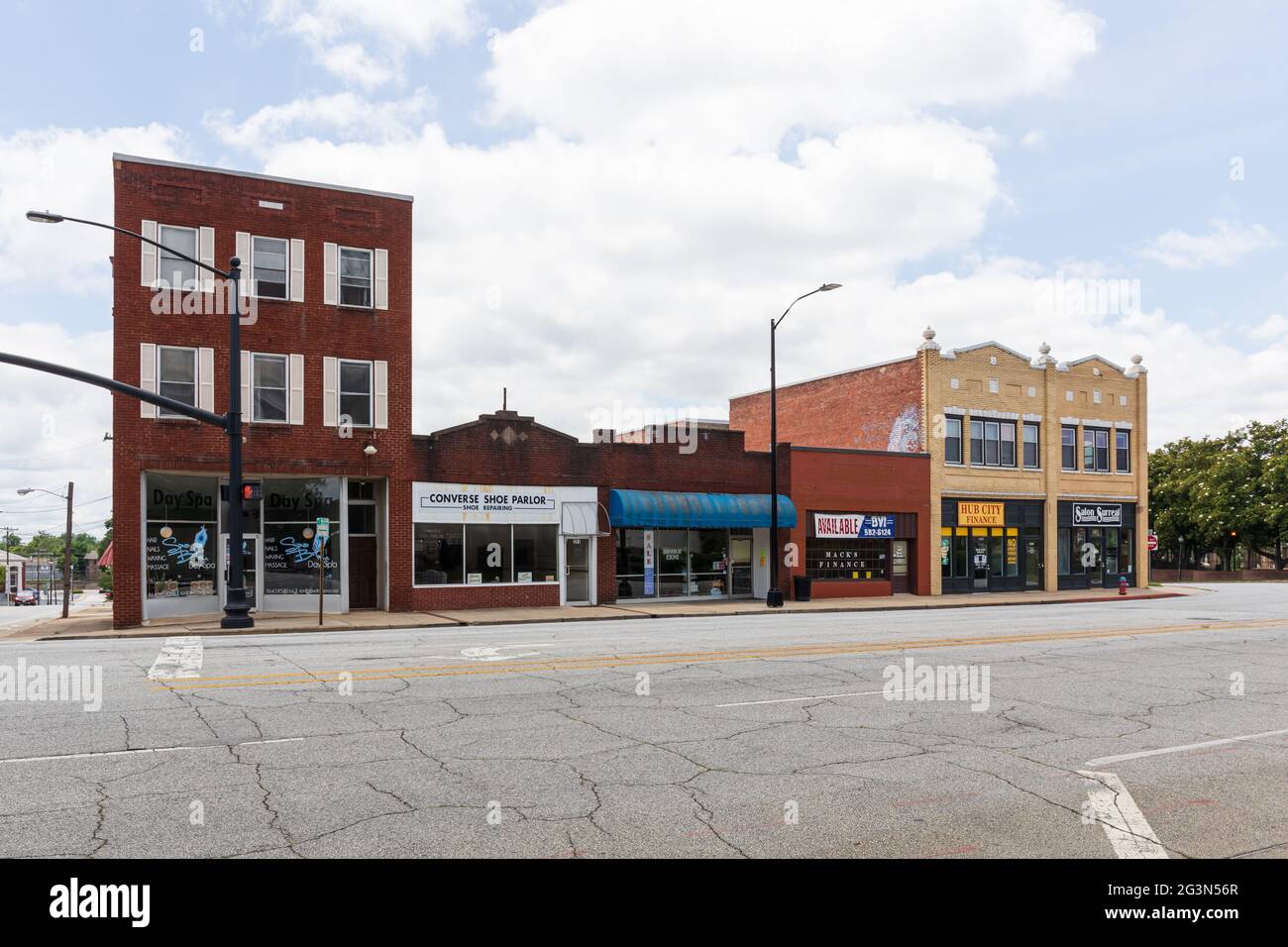 SPARTANBURG, SC, USA-13 JUIN 2021 : un bloc de bâtiments de vente au détail traditionnels de la ville sur main Street, y compris un spa, magasin de chaussures, salon, et bureau de prêt, Banque D'Images