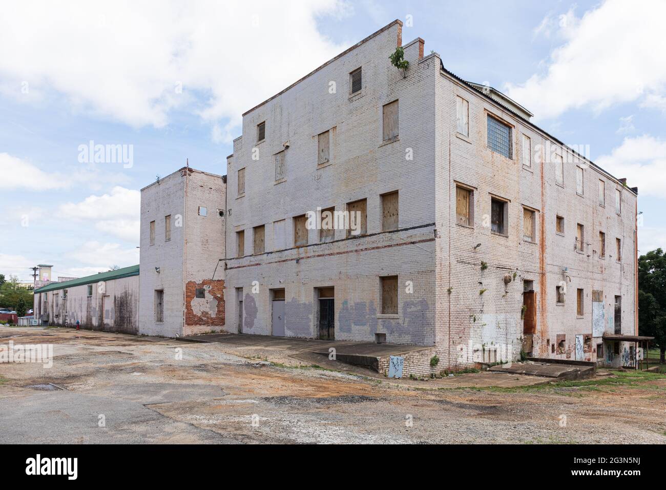 SPARTANBURG, SC, USA-13 JUIN 2021 : bâtiment industriel ou commercial abandonné, embarqué dans le centre-ville. Perspective décroissante. Image horizontale. Banque D'Images