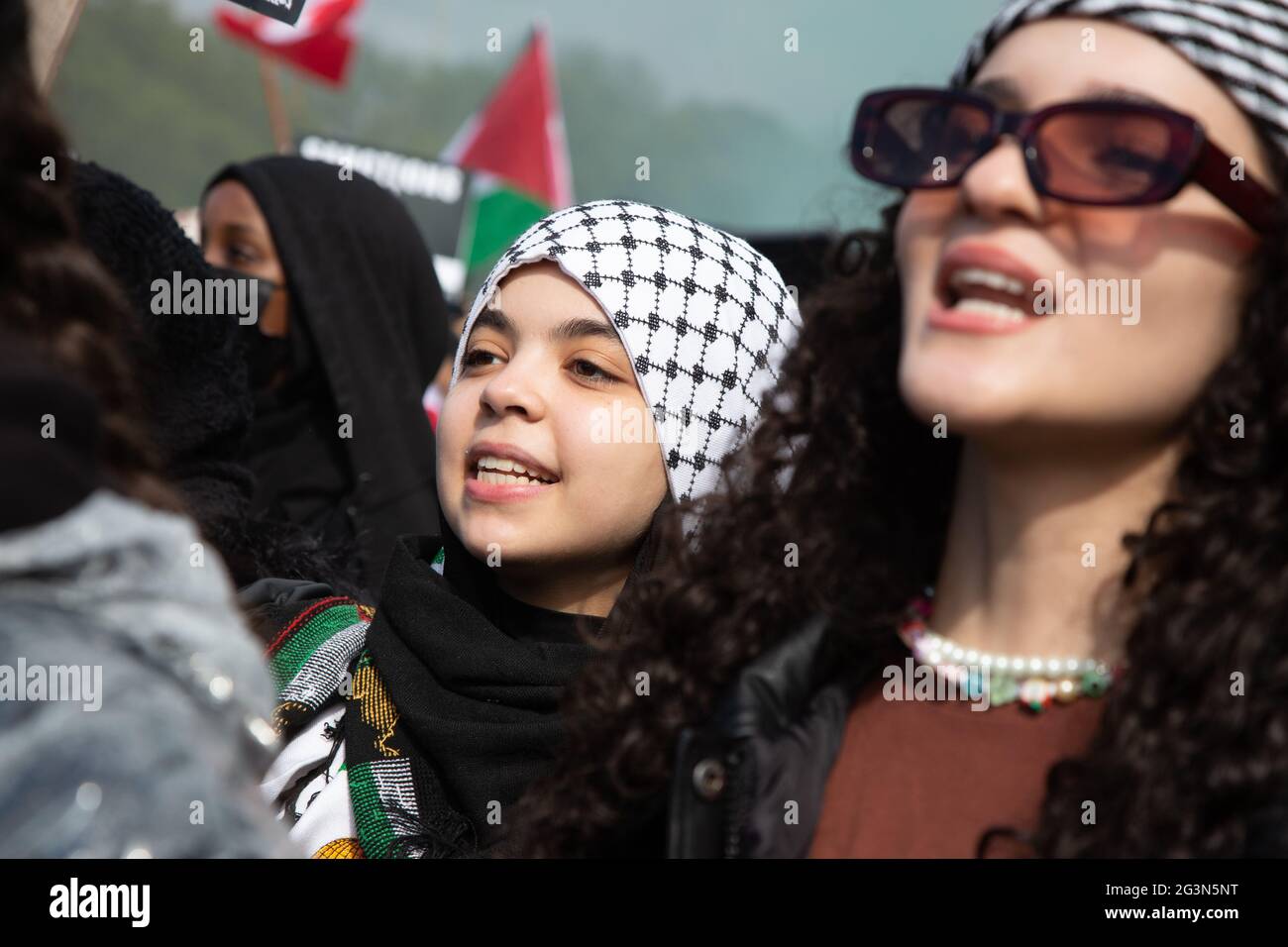 De jeunes femmes protestant à la manifestation Free Palestine, Londres, 22.5.2021 Banque D'Images