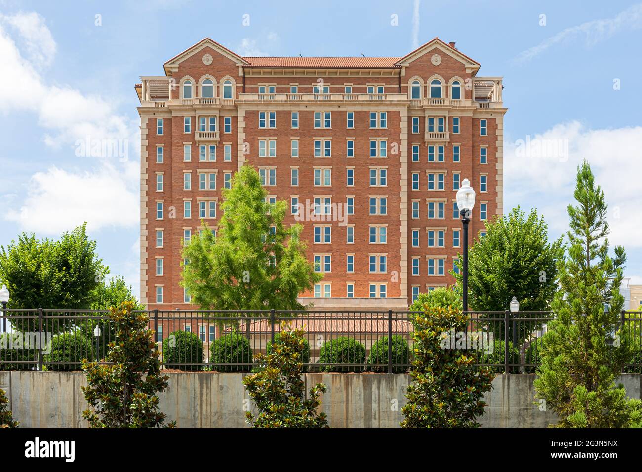 SPARTANBURG, SC, USA-13 JUIN 2021 : vue arrière du Marriott AC Hotel Spartanburg. Image horizontale. Banque D'Images