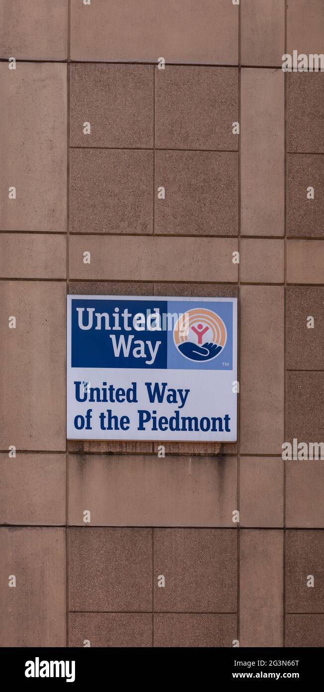 SPARTANBURG, SC, USA-13 JUIN 2021: Image serrée d'un mur de bâtiment avec un panneau "United Way-United Way of the Piedmnot". Image verticale. Banque D'Images