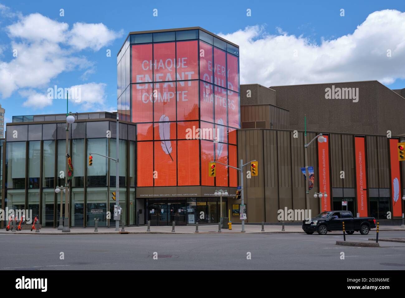 Le Centre national des Arts (CNA) à Ottawa, avec une exposition en hommage aux enfants disparus des pensionnats autochtones du Canada Banque D'Images