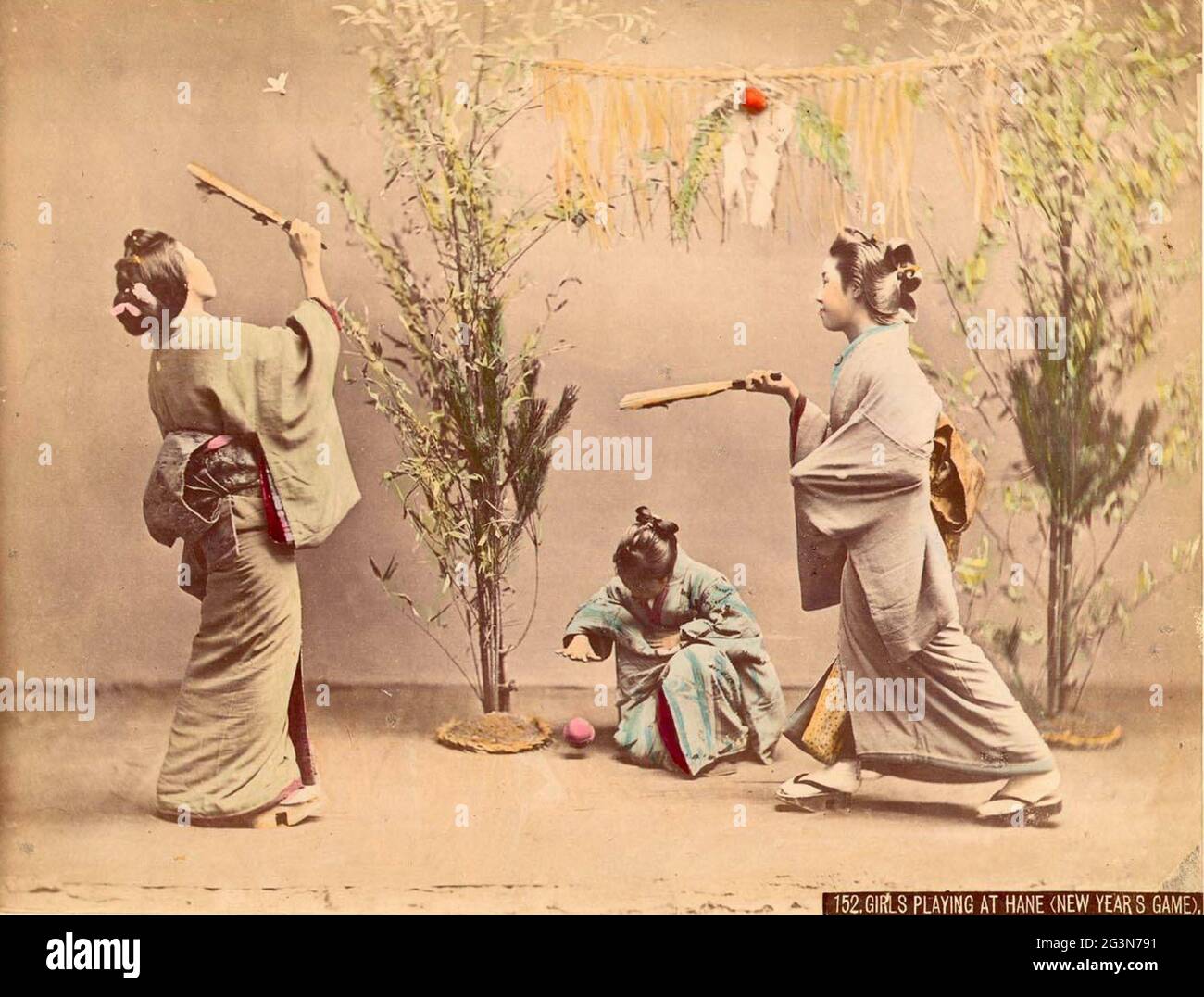 Photo vintage Kusakabe Kimbei du Vieux Japon - filles jouant à Hane Banque D'Images