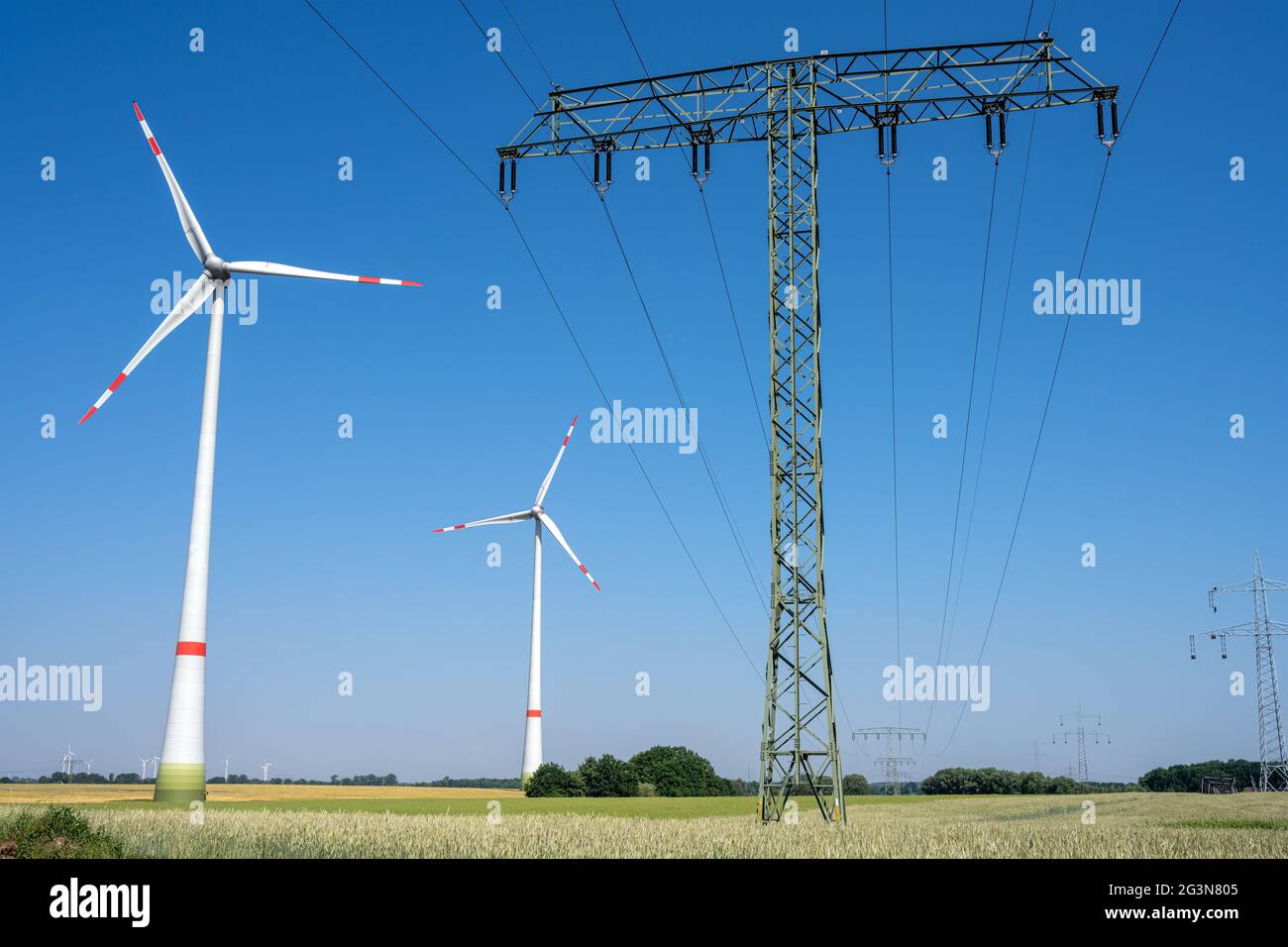 Pylône d'électricité, lignes électriques et éoliennes vus en Allemagne Banque D'Images