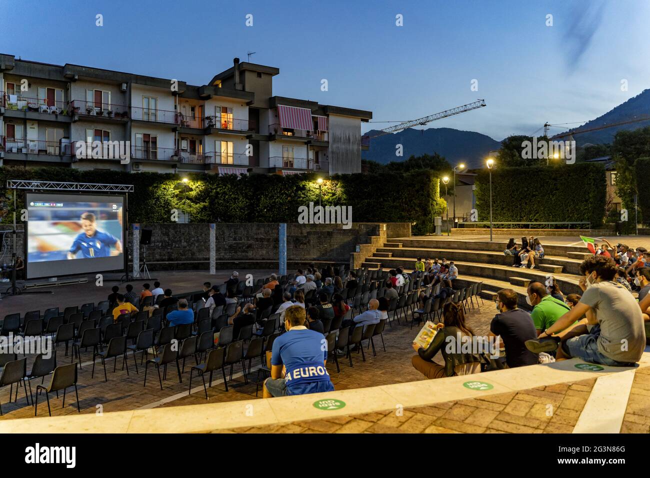 (6/16/2021) fans italiens à l'amphithéâtre municipal de Baronissi dans la province de Salerne. A l'occasion des championnats européens de football, un grand écran a été installé à l'intérieur de l'amphithéâtre Baronissi pour regarder le match entre l'Italie et la Suisse, avec un nombre limité de personnes en raison de la pandémie de Covid-19. Deuxième match des Championnats d'Europe de football entre l'Italie et la Suisse 3 - 0. (Photo par Alessandro Barone/Pacific Press/Sipa USA) crédit: SIPA USA/Alay Live News Banque D'Images