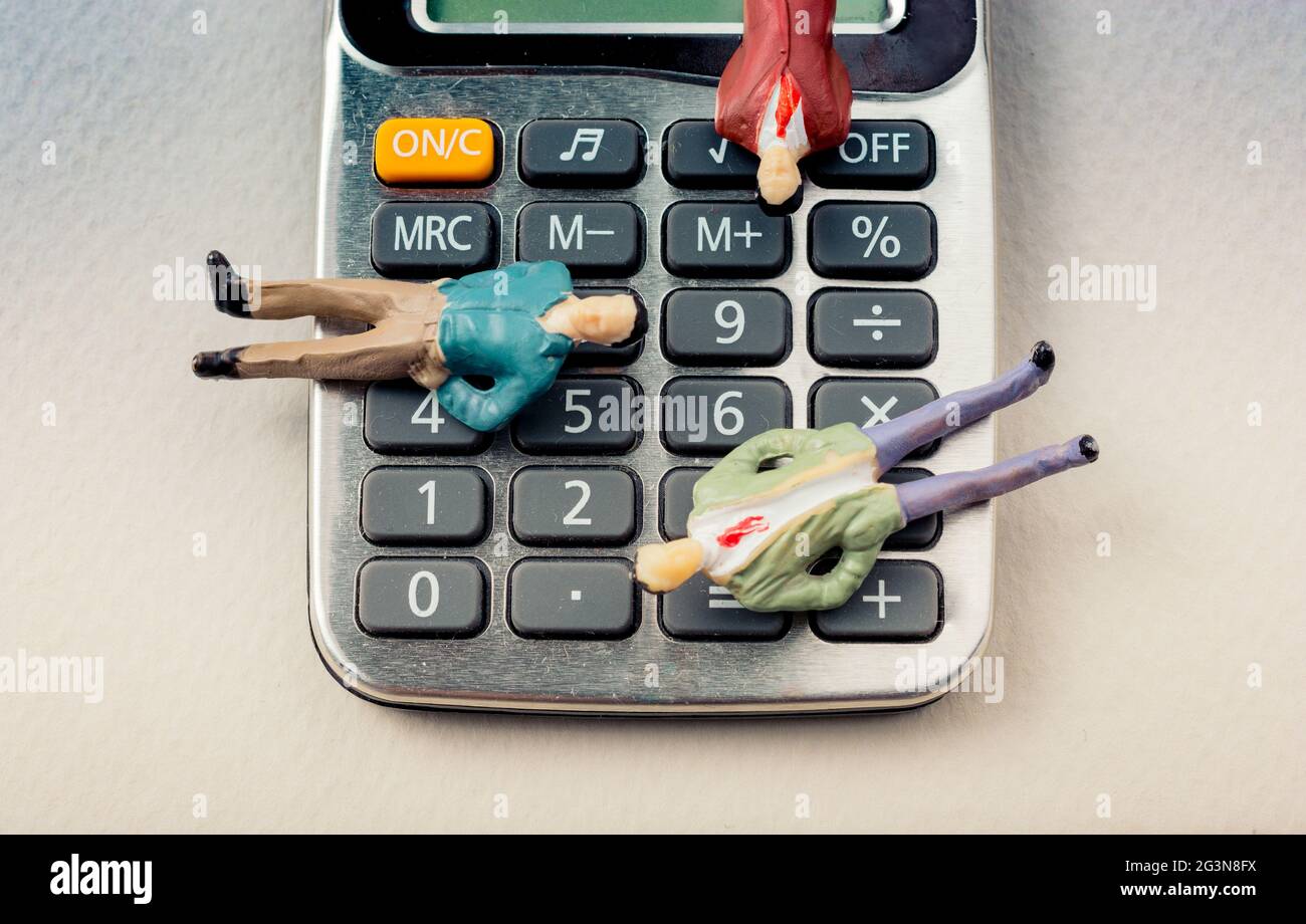 Les hommes se font une figure sur la calculatrice avec un clavier Banque D'Images