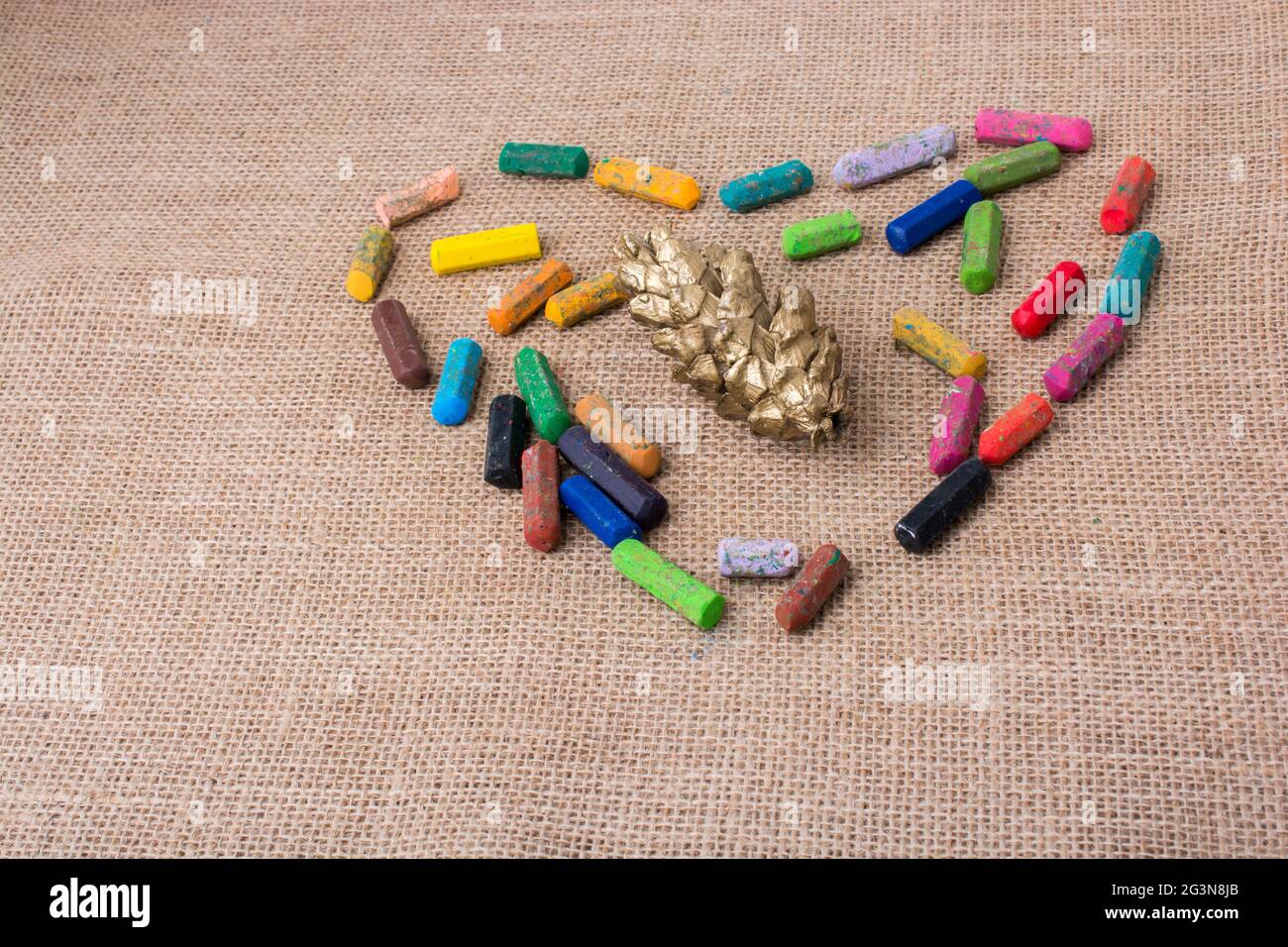 Le cône de pin et les crayons forment un cœur Banque D'Images