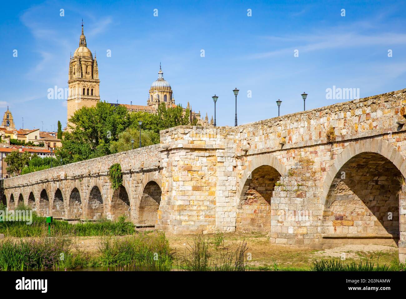 Pont romain et cathédrale de Salamanque, Espagne. Paysage Banque D'Images