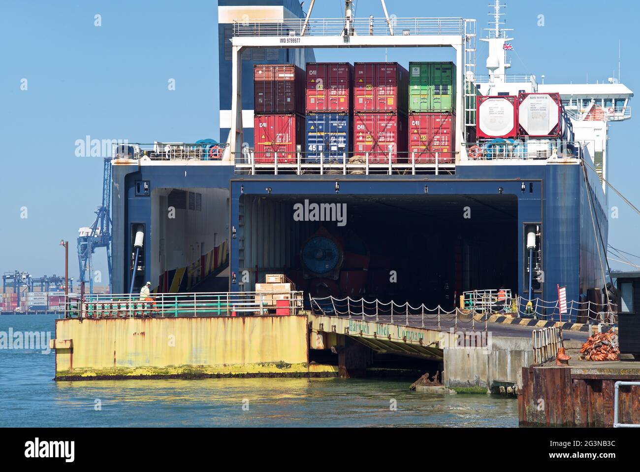 RO-RO (Roll On - Roll Off) navire de cargaison ML Freyja a amarré à la Harwich Dock Company, Harwich Essex, Royaume-Uni. Banque D'Images