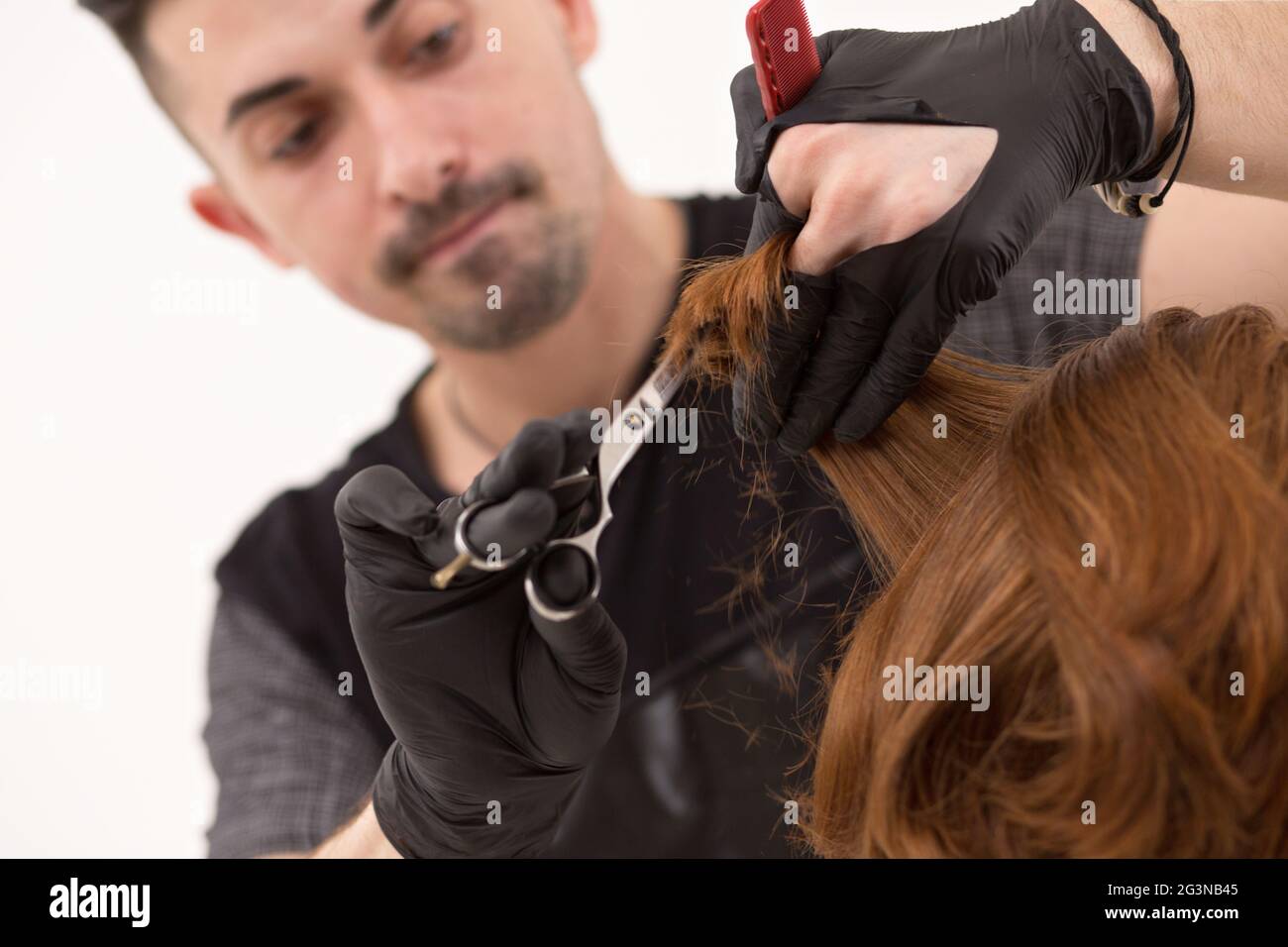 Close-up de coiffure cheveux coupe avec des ciseaux et un peigne Banque D'Images