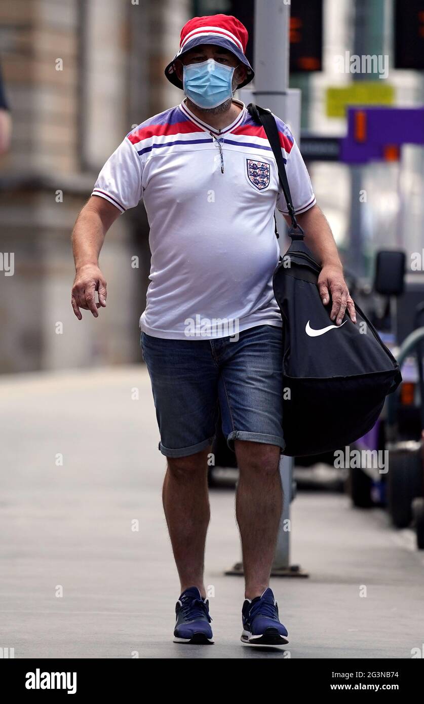 Un fan d'Angleterre à la gare centrale de Glasgow alors qu'ils se préparent à se rendre à Londres avant le match de l'UEFA Euro 2020 Groupe D entre l'Angleterre et l'Écosse au stade Wembley. Date de la photo: Jeudi 17 juin 2021. Banque D'Images