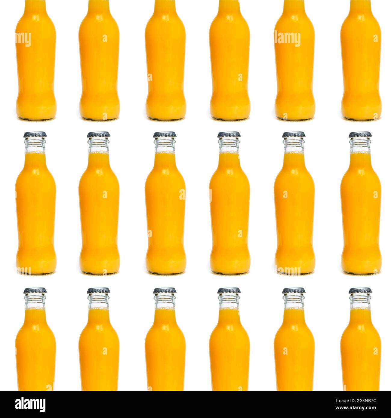 certaines bouteilles en verre remplies d'une boisson aux fruits et légumes de couleur orange disposées en lignes formant une mosaïque sur un fond blanc Banque D'Images