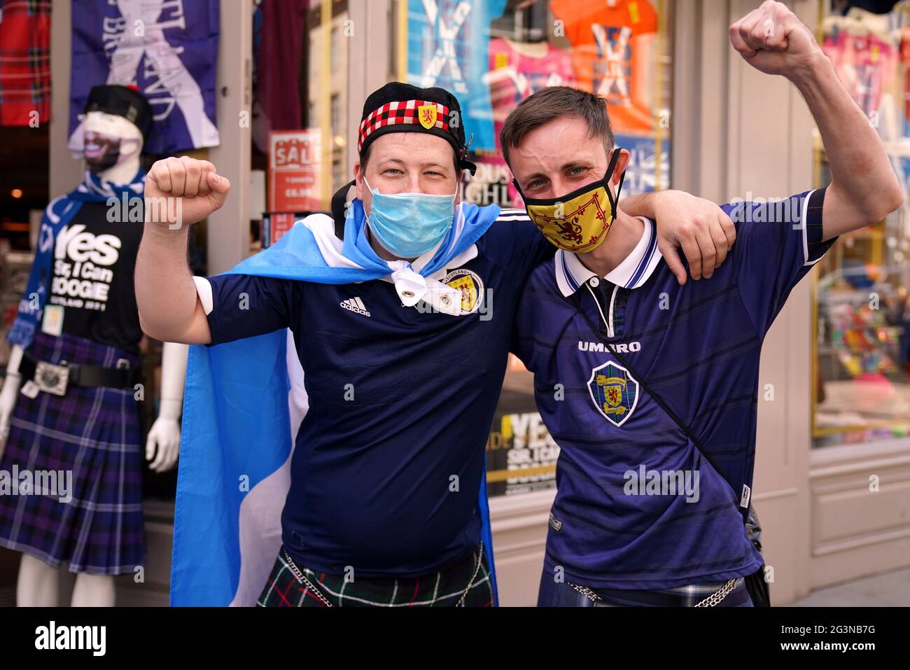 Les fans d'Écosse à la gare centrale de Glasgow se préparent à se rendre à Londres avant le match de l'UEFA Euro 2020 Groupe D entre l'Angleterre et l'Écosse au stade Wembley. Date de la photo: Jeudi 17 juin 2021. Banque D'Images