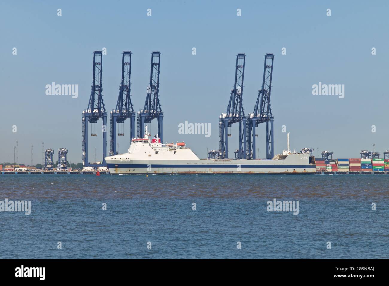 RO-RO (Roll On - Roll Off) navire de cargaison Somerset passant par le port de Felixstowe et entrant dans le port de Harwich Essex UK Banque D'Images