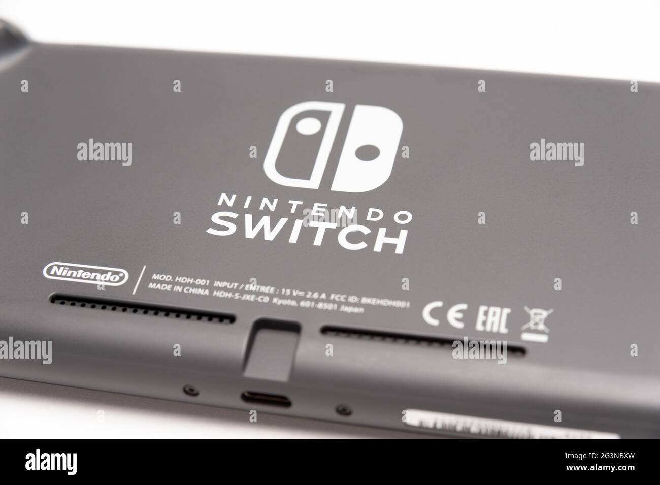 Fuji City, Shizuoka Ken, Japon - 23 mai 2021 : Nintendo Switch Lite Console Grey. Isolé sur fond blanc. Vue arrière. Gros plan. Banque D'Images