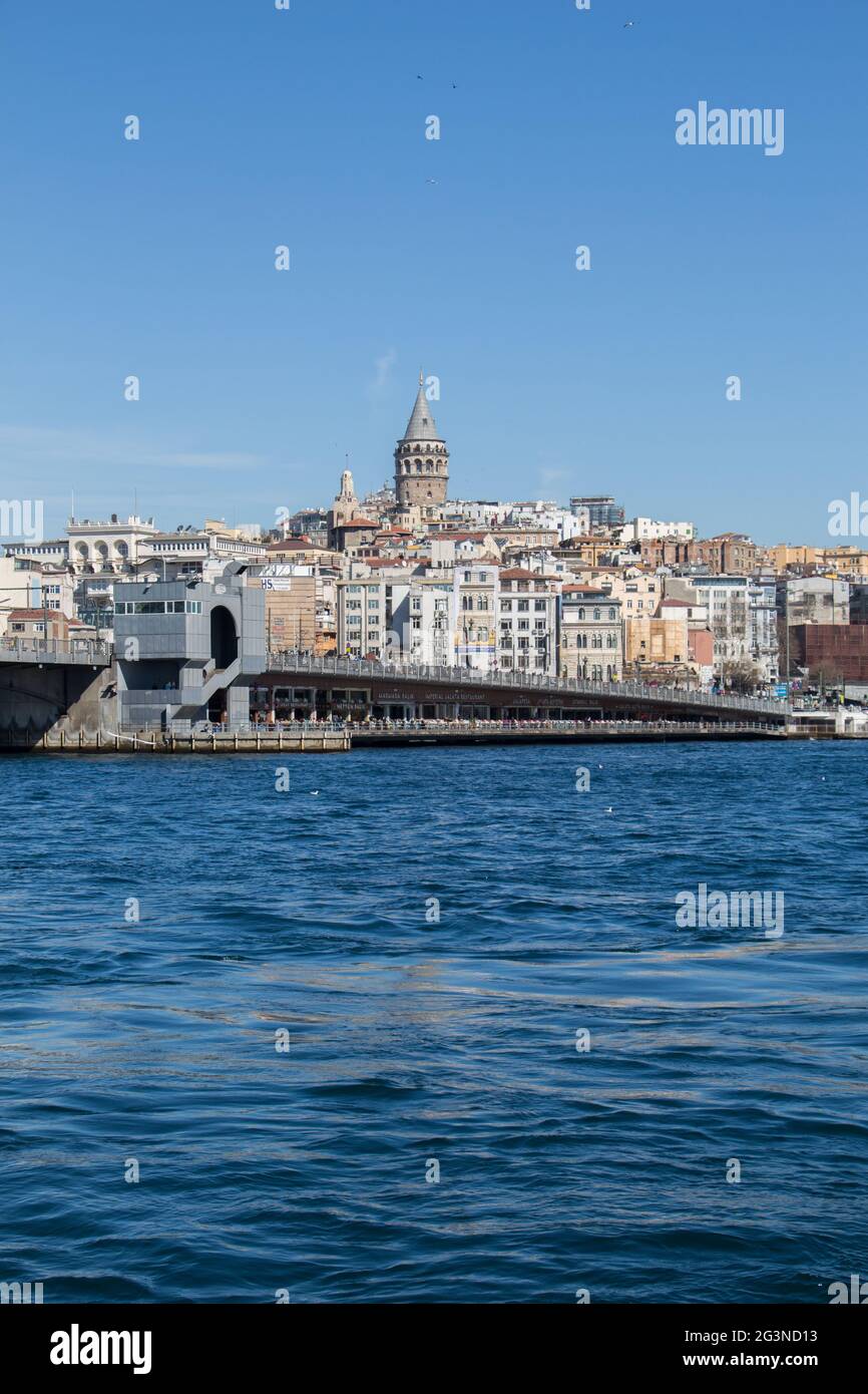 Vue sur la Tour de Galata depuis la Corne d'Or Banque D'Images
