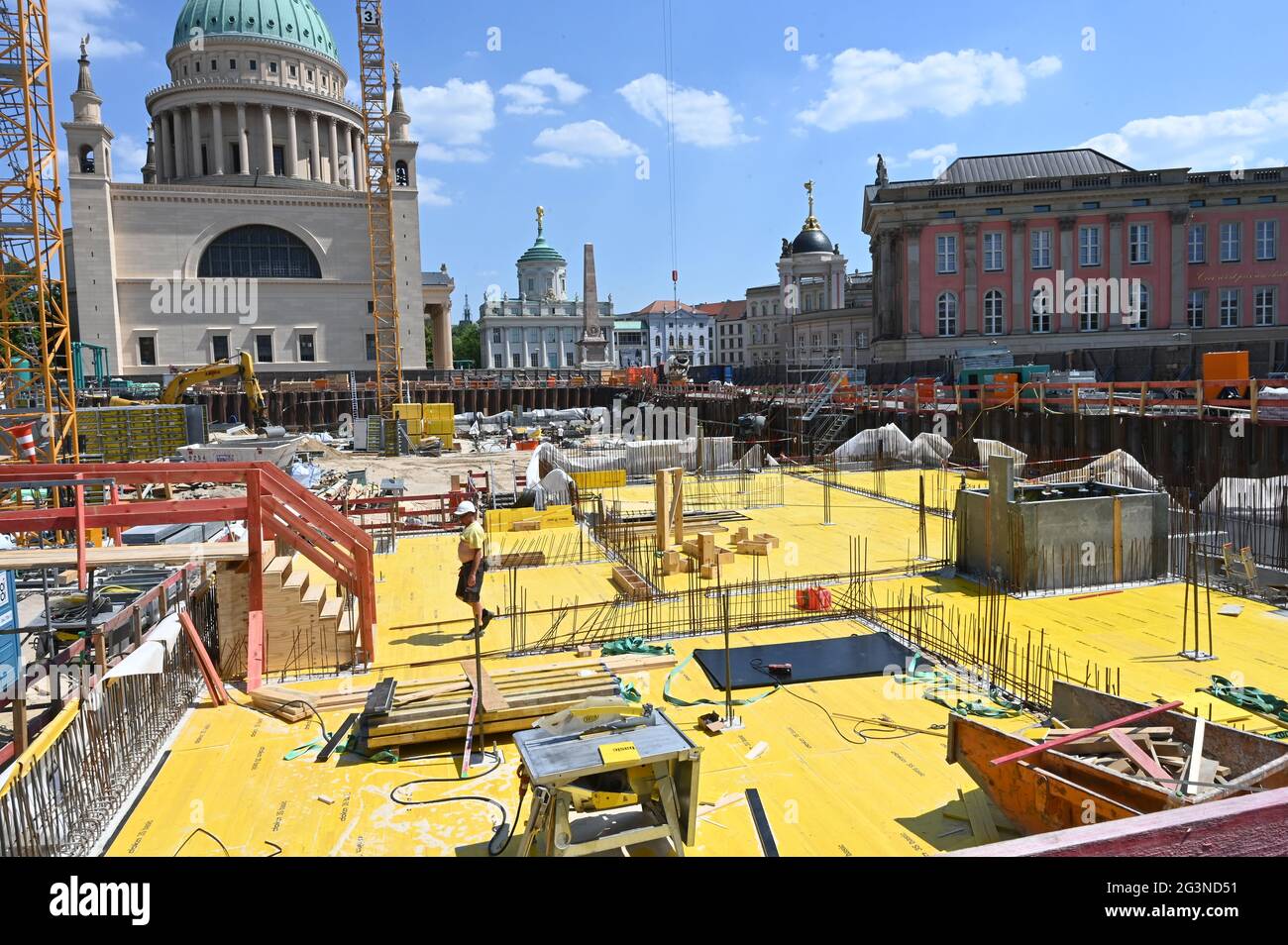 Potsdam, Allemagne. 17 juin 2021. La première fondation du futur Potsdamer Mitte à l'Alter Markt a été posée. Credit: Bernd Settnik/dpa/dpa-Zentralbild/dpa/Alay Live News Banque D'Images
