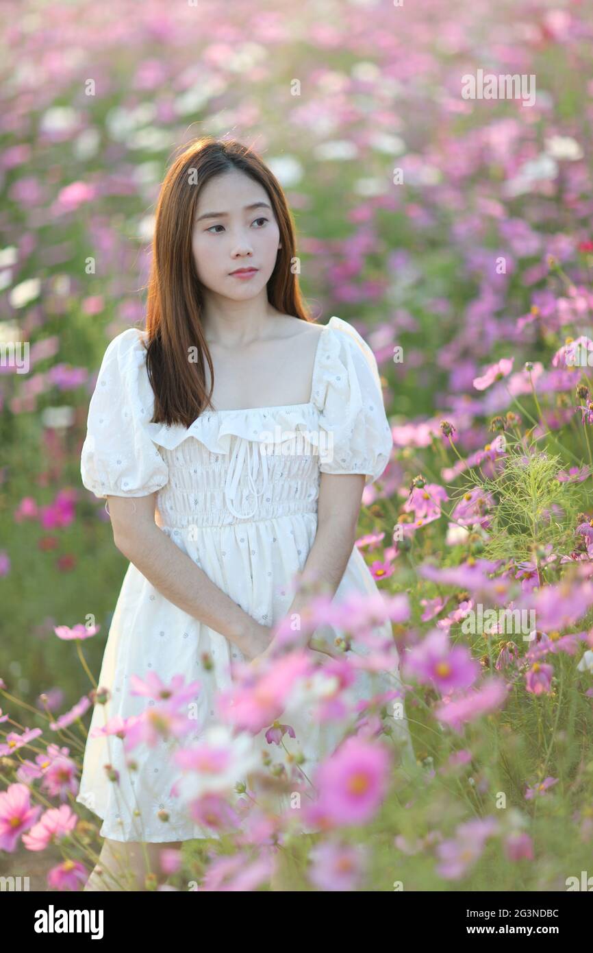 Robe blanche avec fleur new arrivals