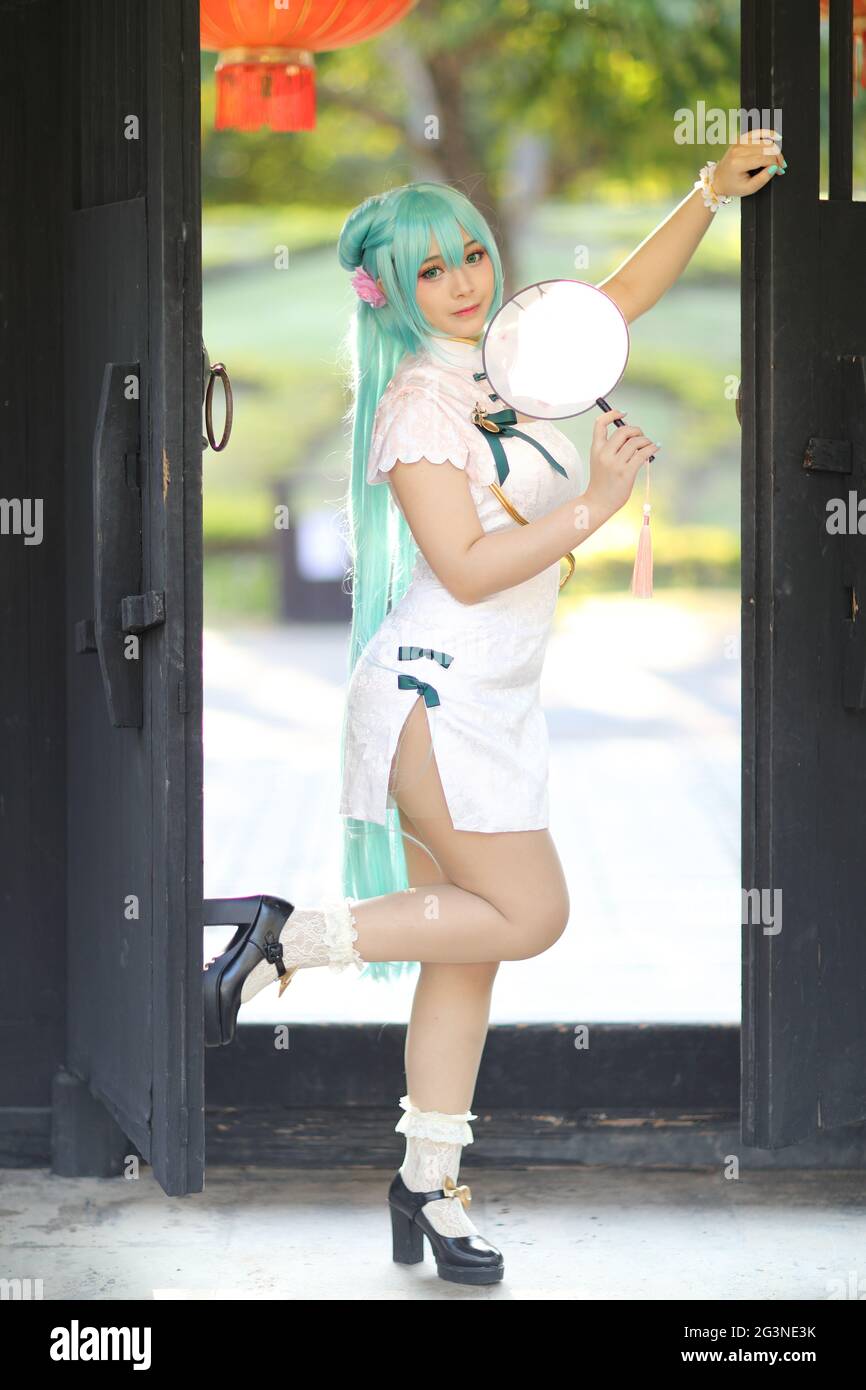 Japon anime cosplay portrait d'une fille avec robe chinoise costume dans le jardin chinois Banque D'Images