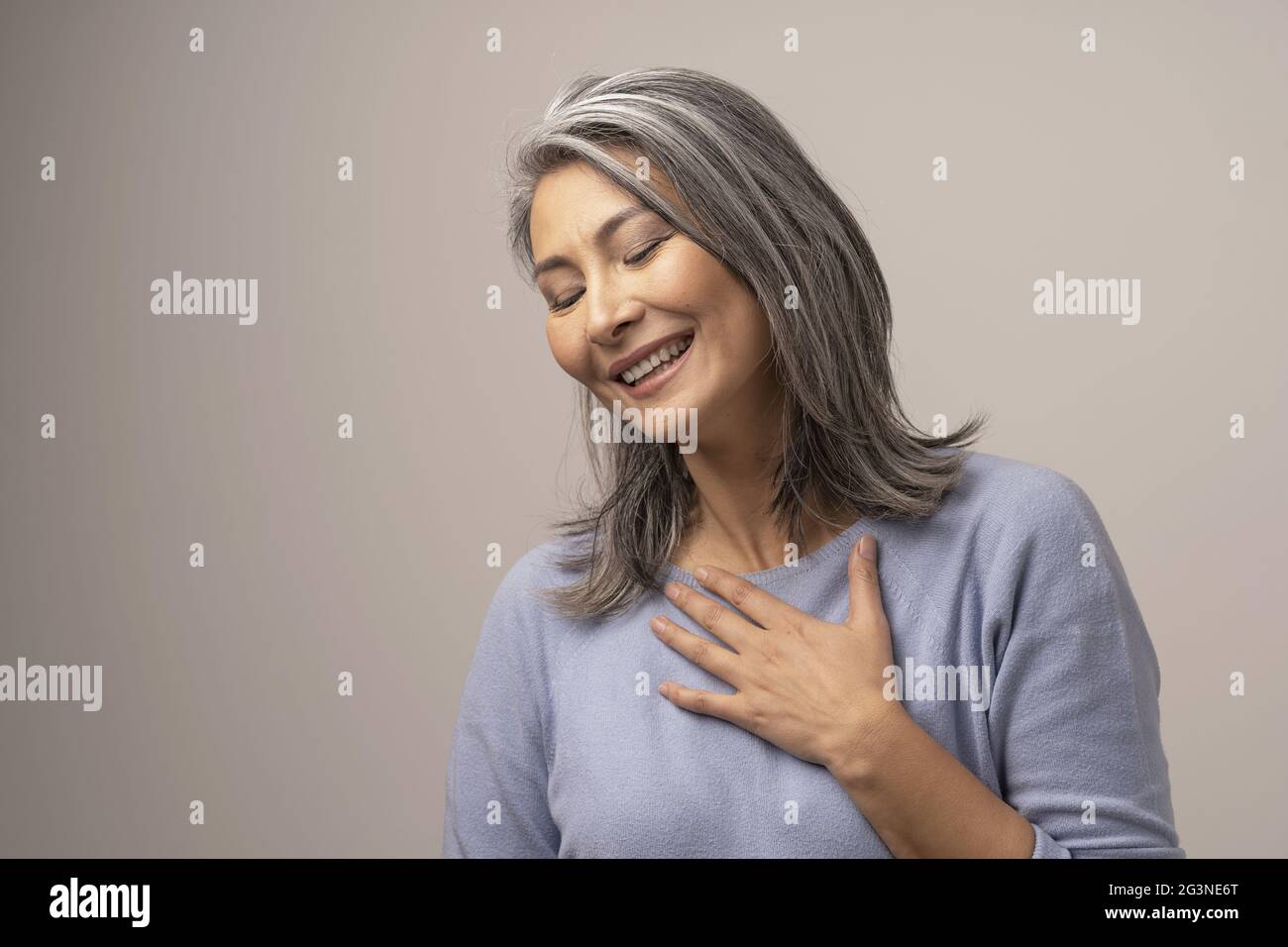 Un heureux mongol adultes femme avec un agréable sourire. Banque D'Images