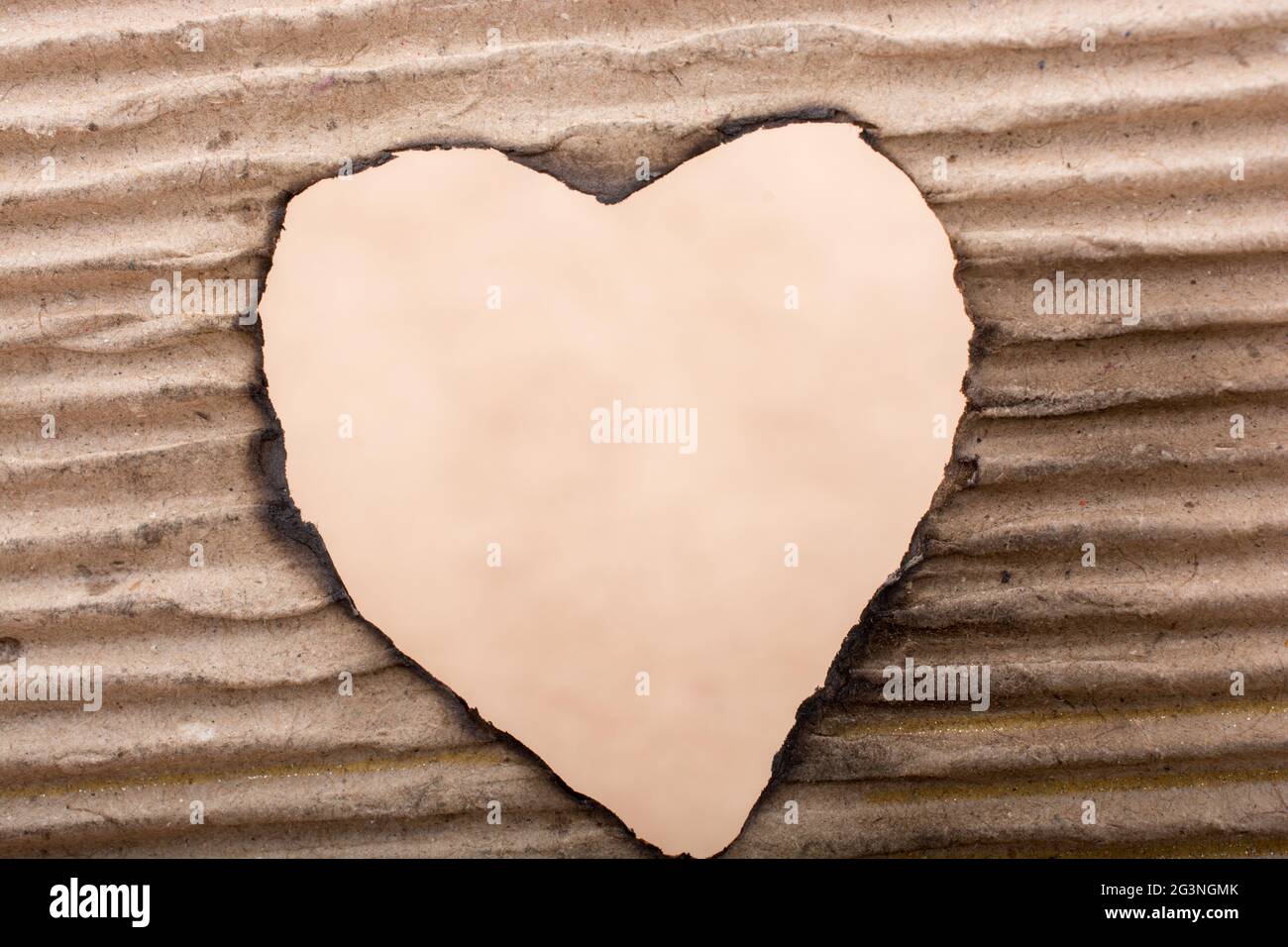 En forme de coeur brûlé d'un carton Banque D'Images