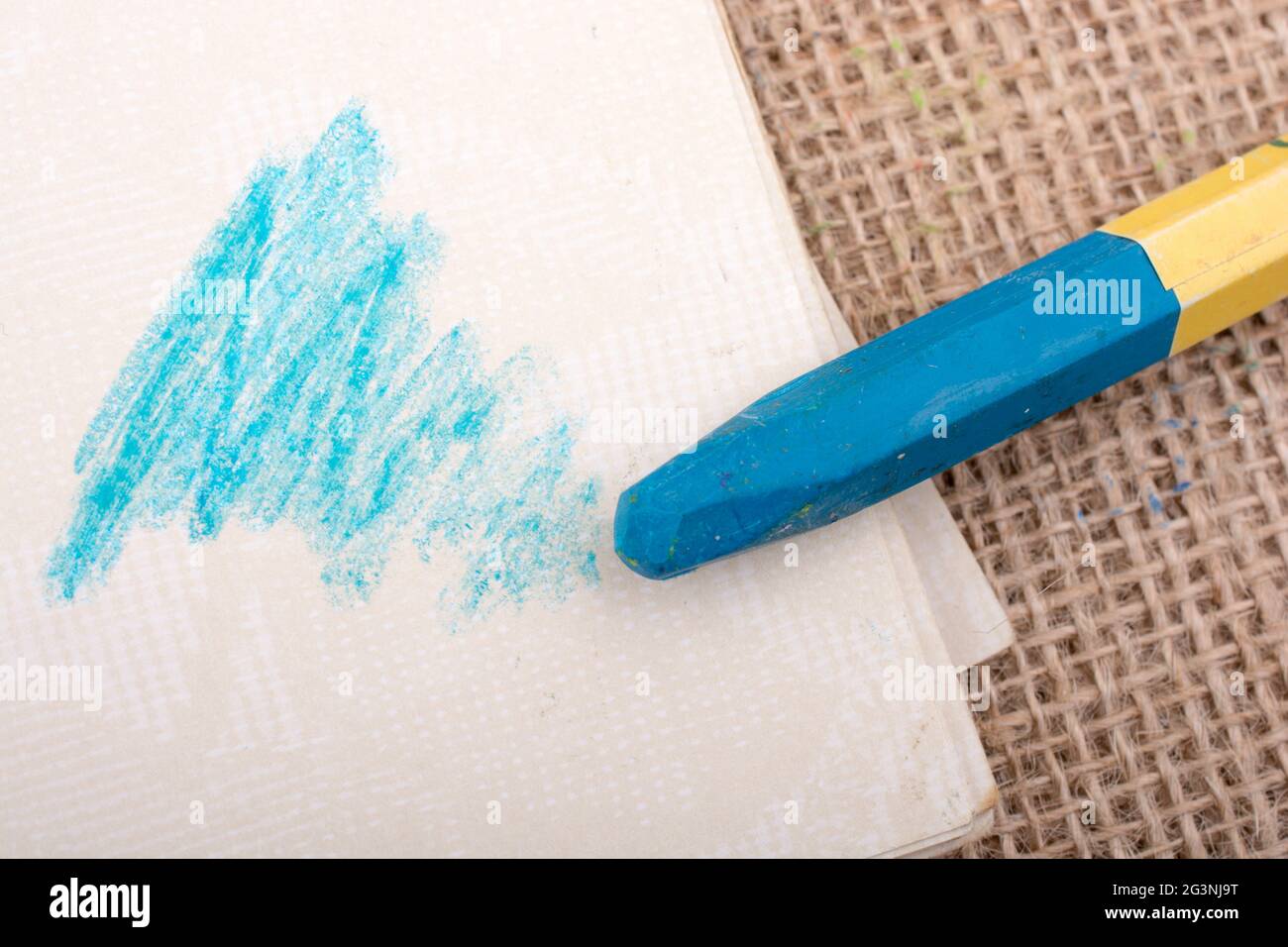 Crayon de couleur bleu placé sur un PC portable. Banque D'Images
