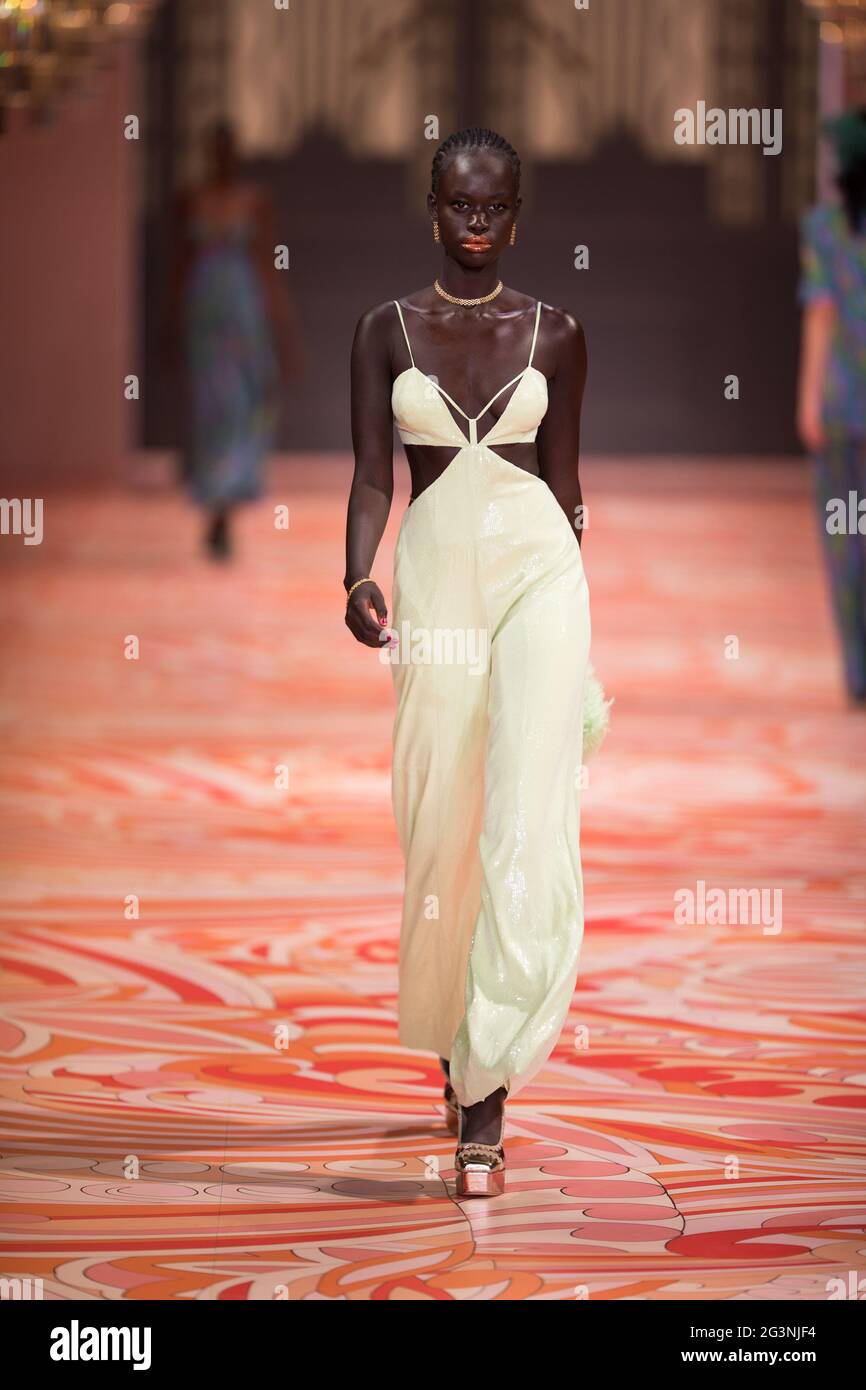 Un modèle marche sur la piste pendant le spectacle Alice McCall pendant les collections Afterpay Australian Fashion week Resort 2022 à Carriageworks le 31 mai, Banque D'Images