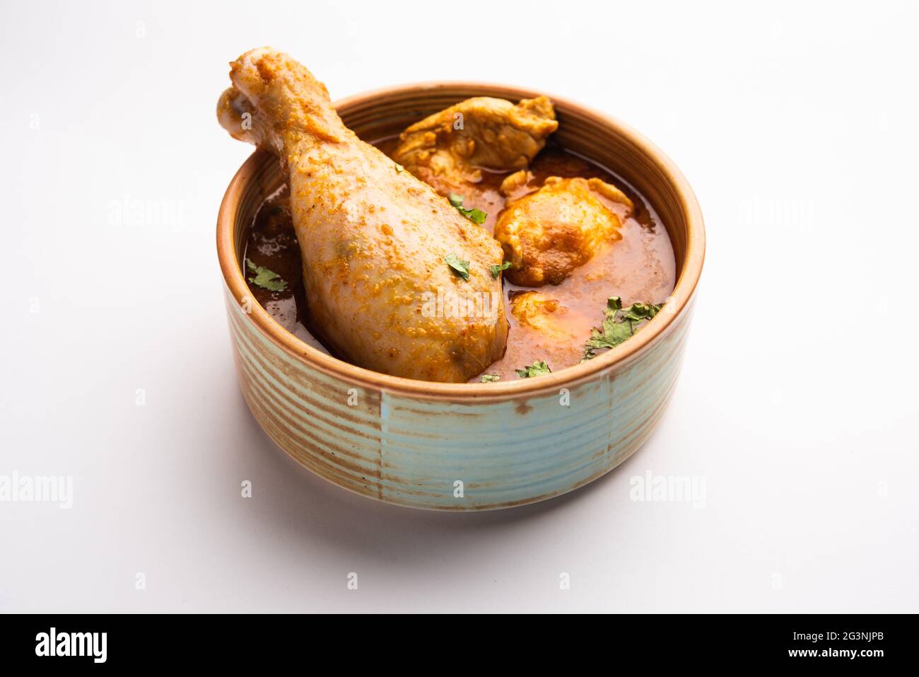 Curry de poulet rouge épicé ou masala rouge de Murgh ou korma. Cuisine indienne non végétarienne. Attention sélective. Banque D'Images