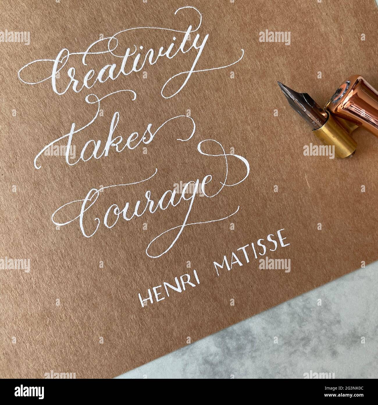 La créativité prend le courage - belle citation faite avec le stylo pointu et la calligraphie d'encre blanche sur le papier kraft Banque D'Images