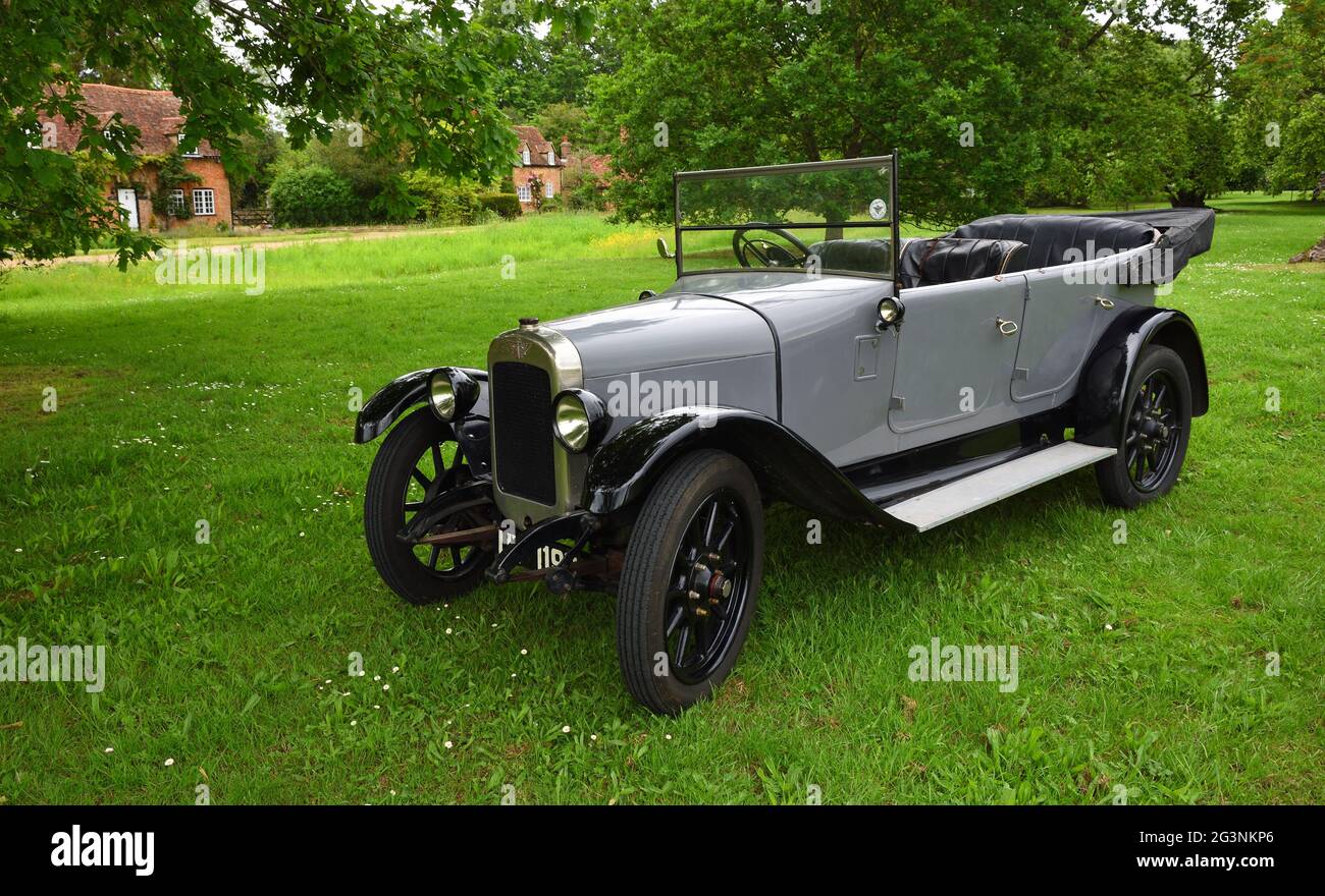 Voiture classique d'avant-guerre à Austin garée sur le vert du village. Banque D'Images