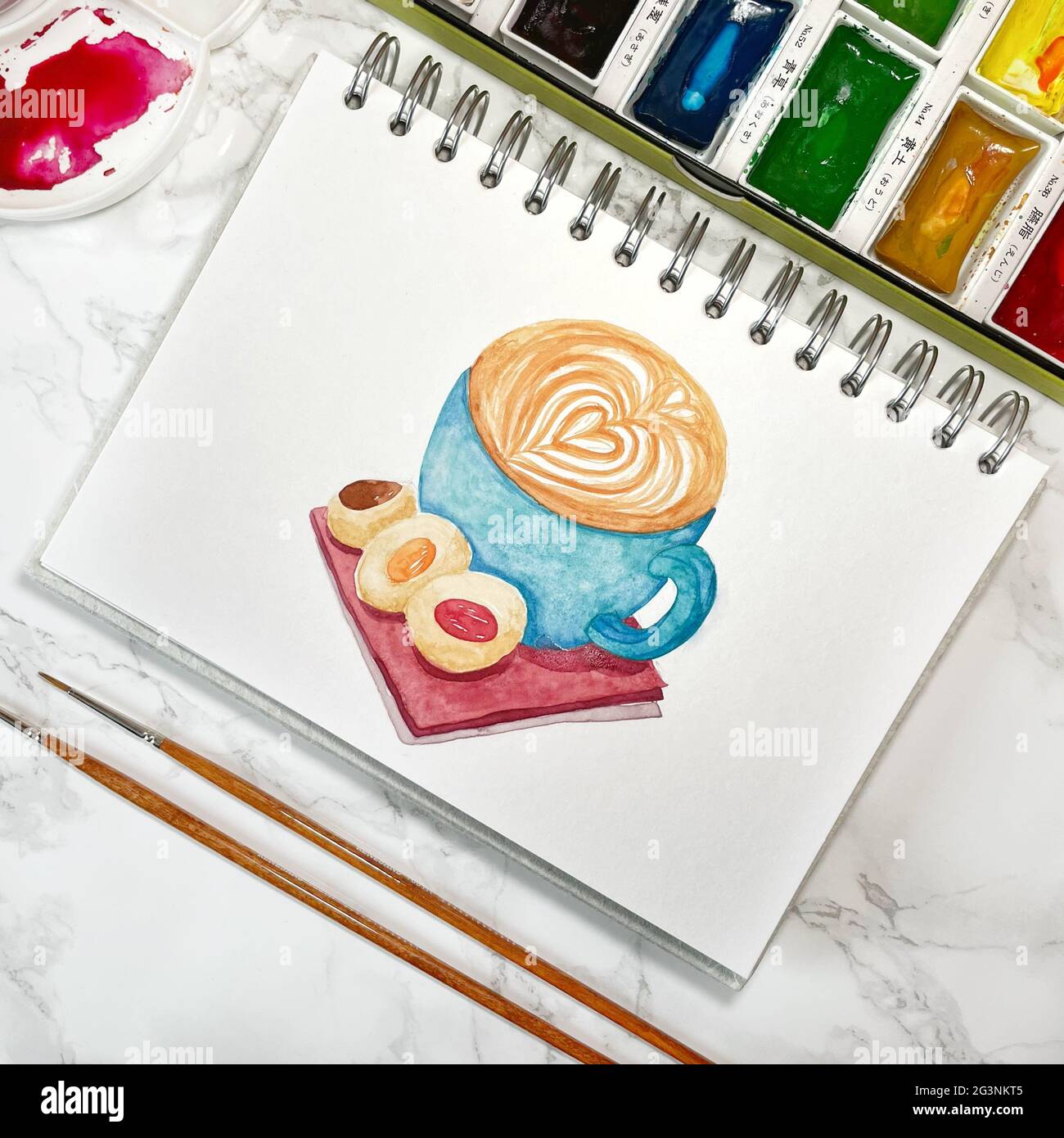 Tasse à café aquarelle avec Latte Art et biscuits sur la Red plate Banque D'Images