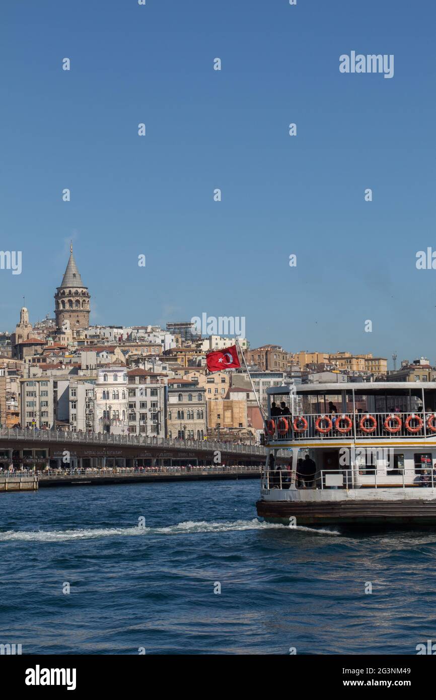 Vue sur la Tour de Galata depuis la Corne d'Or Banque D'Images