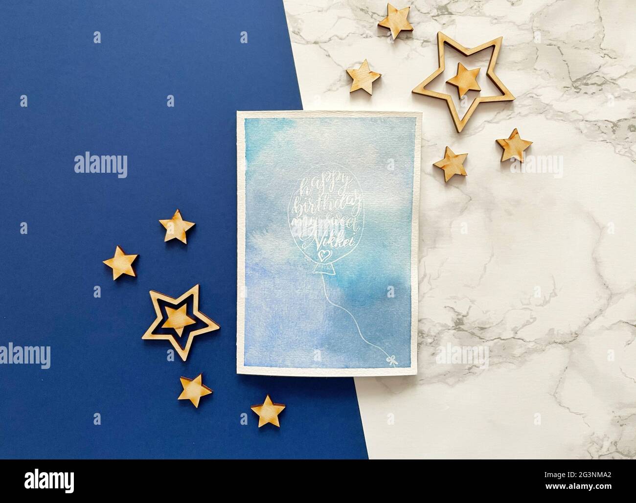Carte d'anniversaire à motif calligraphie sur fond bleu aquarelle Banque D'Images Carte d'anniversaire à motif calligraphie sur fond bleu aquarelle Banque D'Images