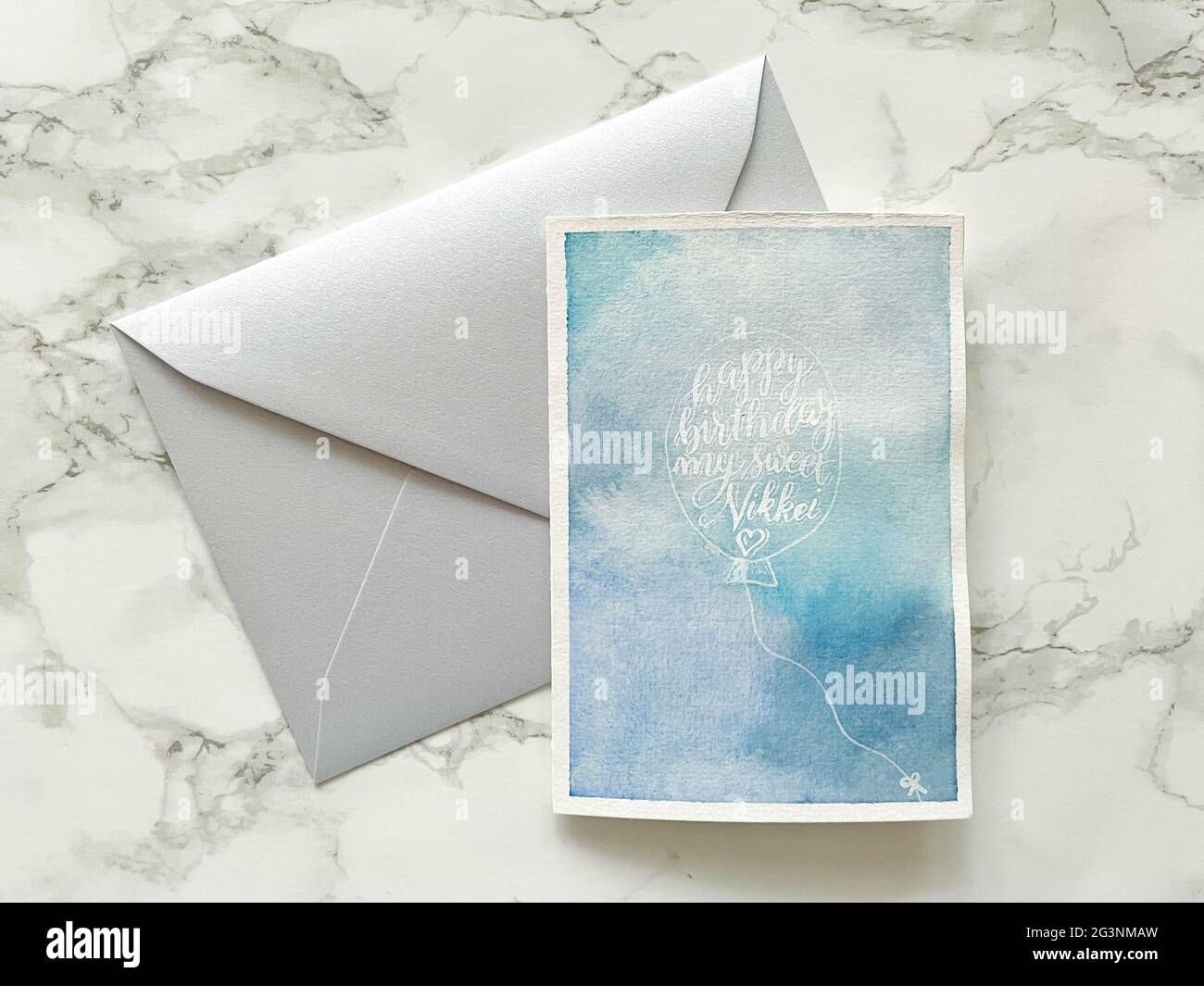 Carte d'anniversaire à motif calligraphie sur fond bleu aquarelle Banque D'Images Carte d'anniversaire à motif calligraphie sur fond bleu aquarelle Banque D'Images