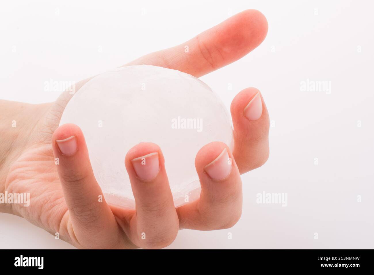 Main tenant une boule de glace Banque D'Images