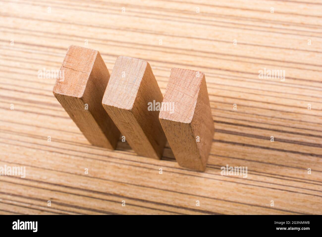 Morceau de domino en bois sur texture bois Banque D'Images