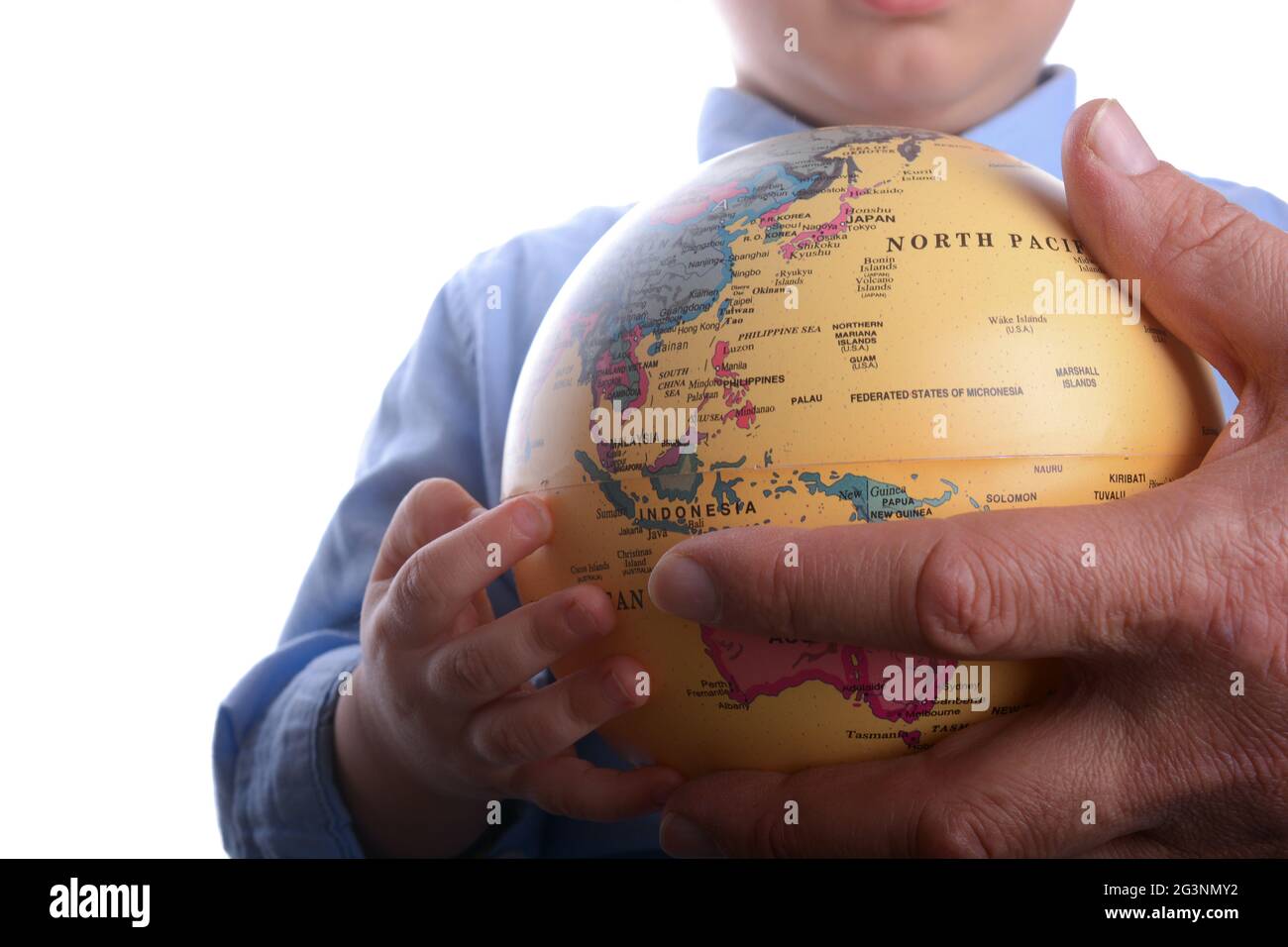 Baby holding a globe Banque D'Images