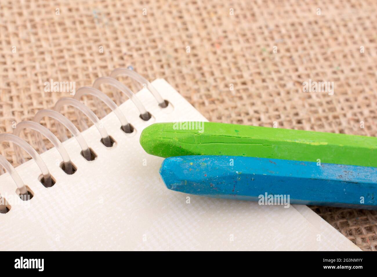 Crayons colorés placés sur un ordinateur portable Banque D'Images