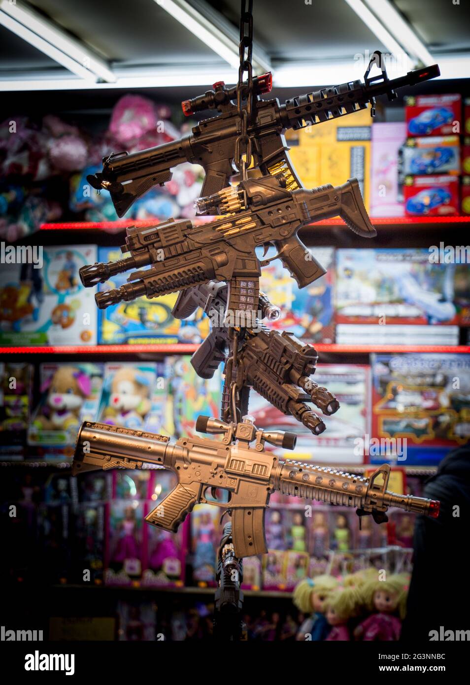 Carabines en plastique en solde dans la boutique de jouets Banque D'Images