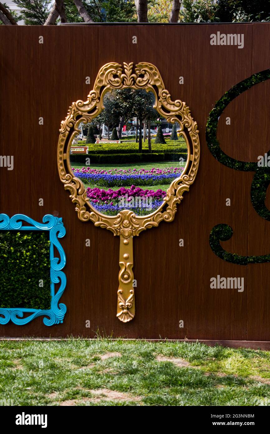 Grand miroir dans un concept de stationnement sur l'affichage Banque D'Images