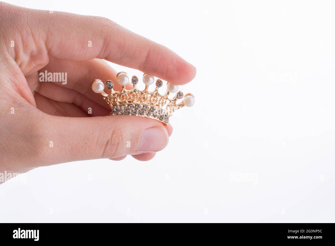 Modèle Crown avec perles à la main Banque D'Images