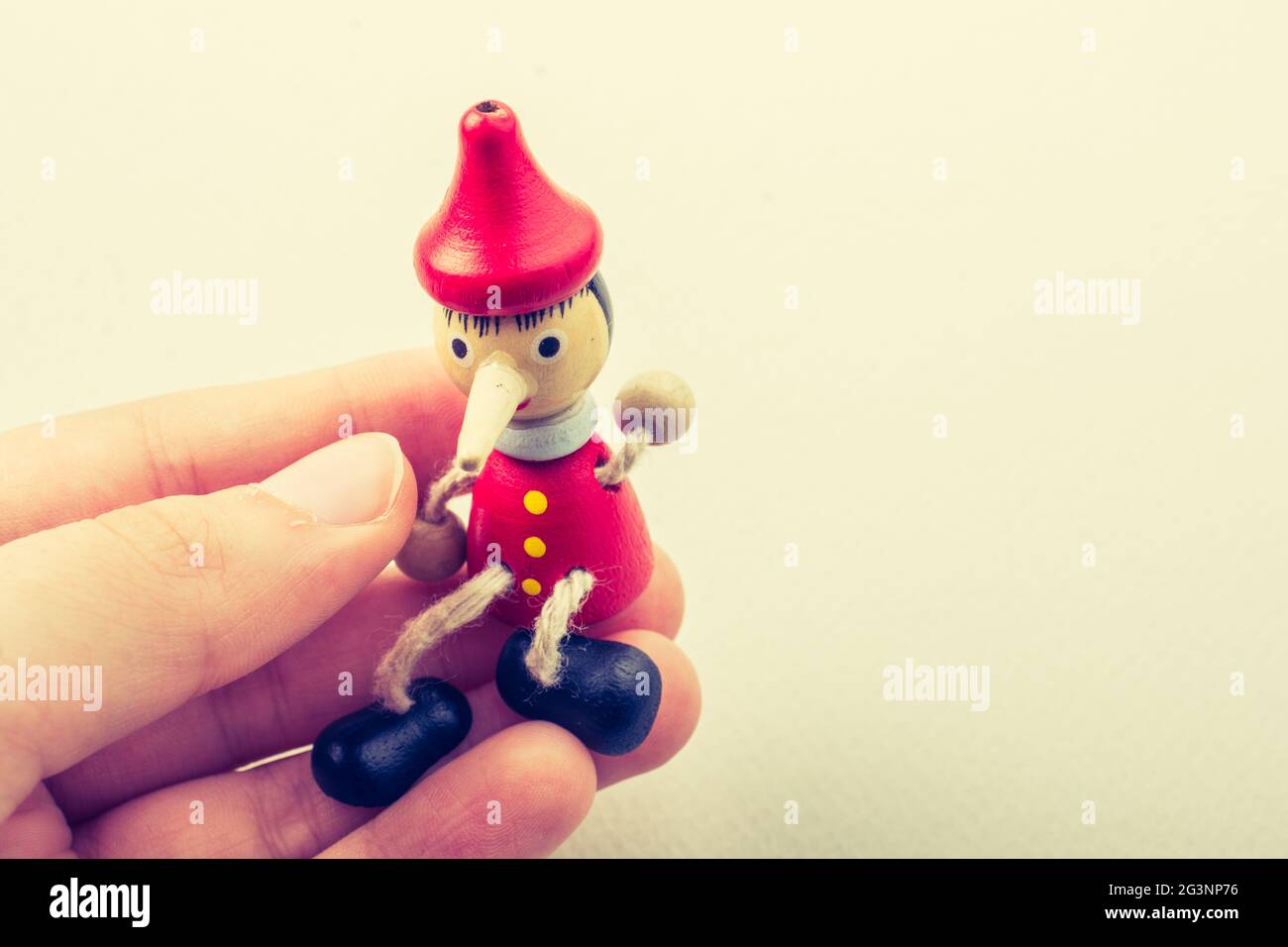 Pinocchio en bois poupée avec son long nez Banque D'Images