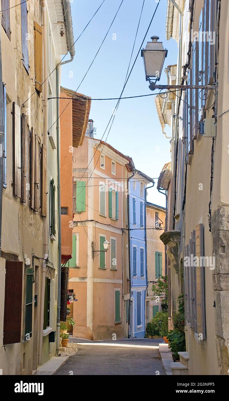 Ruelle étroite aux couleurs pastel en Provence Banque D'Images