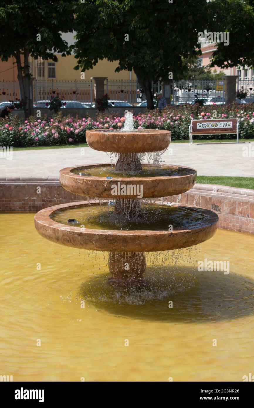 L'eau se précipitant de la fontaine dans le jardin Banque D'Images