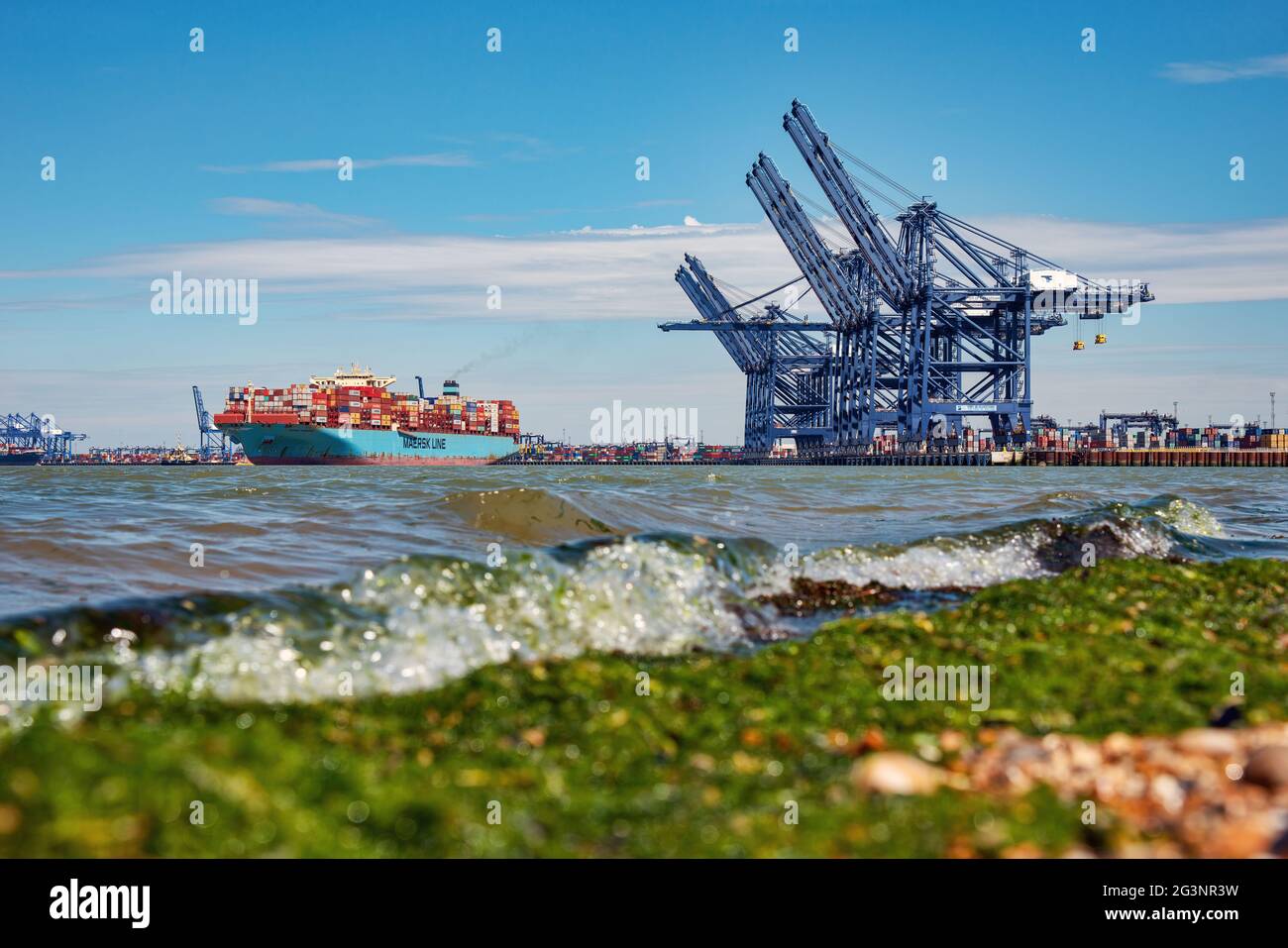 Vue sur la ligne de flottaison du bateau à conteneurs Maersk Édimbourg au départ du port de Felixstowe - juillet 2019 Banque D'Images