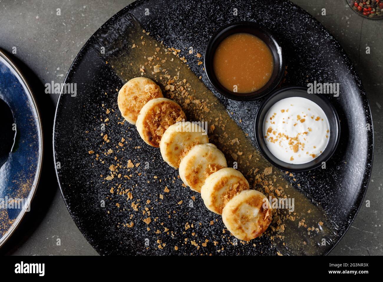Cheesecakes à la crème sure et au caramel salé Banque D'Images