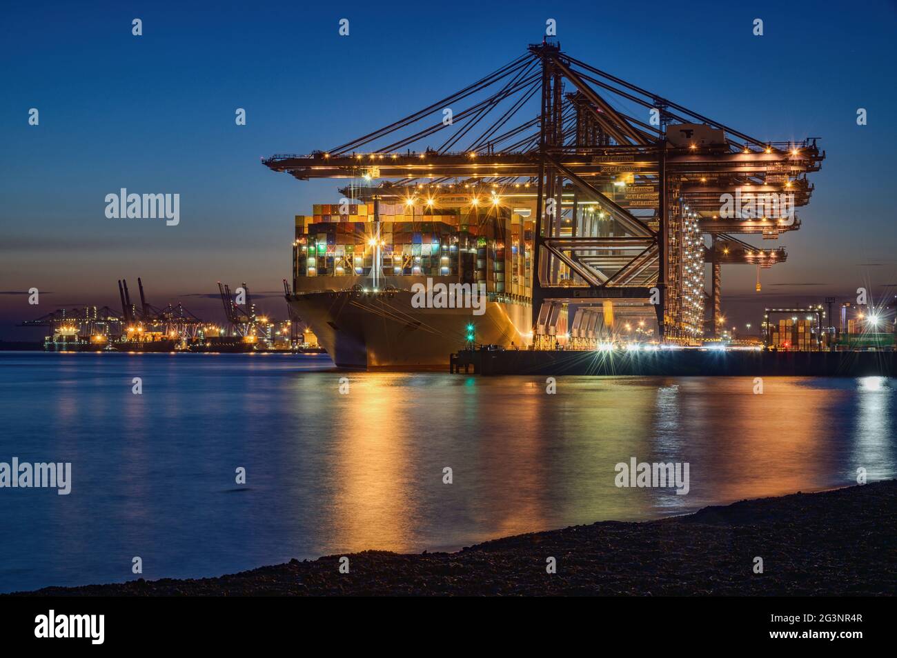 Opérations de chargement de port 24 heures sur 24 au port de Felixstowe avec le navire à conteneurs OOCL Allemagne - juillet 2019 Banque D'Images