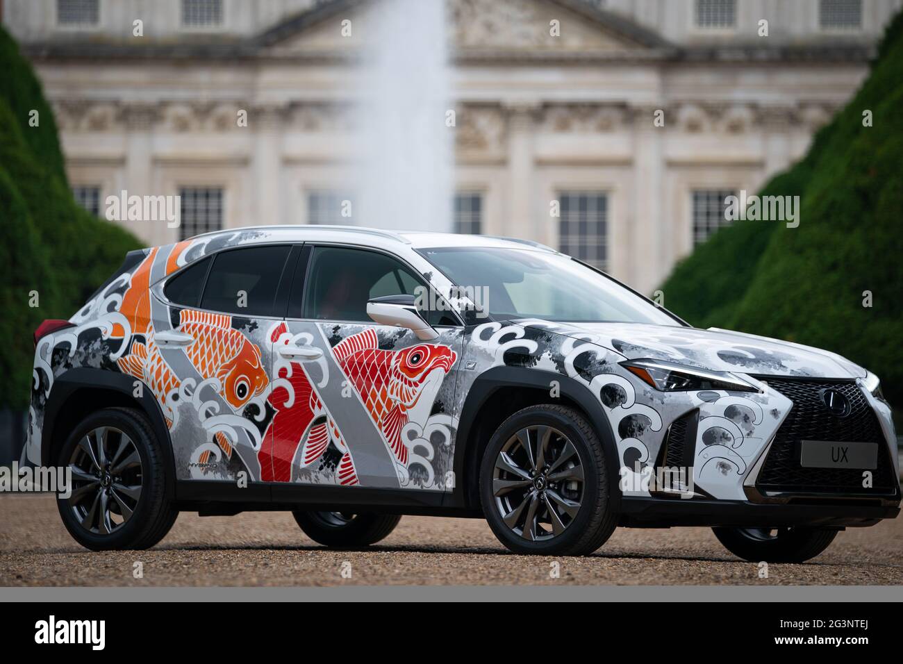 La première voiture à embout de tatouage au monde, un vus compact Lexus UX, dans le jardin est de Hampton court Palace, au sud-ouest de Londres, devant la foire artisanale de Hampton court Palace qui commence vendredi. L'artiste Claudia de Setre tattoo le capot UX avec 3 dessins sur mesure chaque jour. Date de la photo: Jeudi 17 juin 2021. Banque D'Images