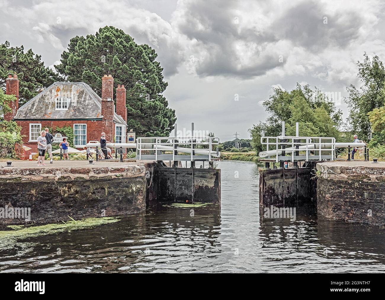 Photo illustration main-d'oeuvre utilisé pour ouvrir les portes d'écluse par la maison publique à double écluse sur le canal historique Exeter Shipping Canal dans le sud du Devon Banque D'Images