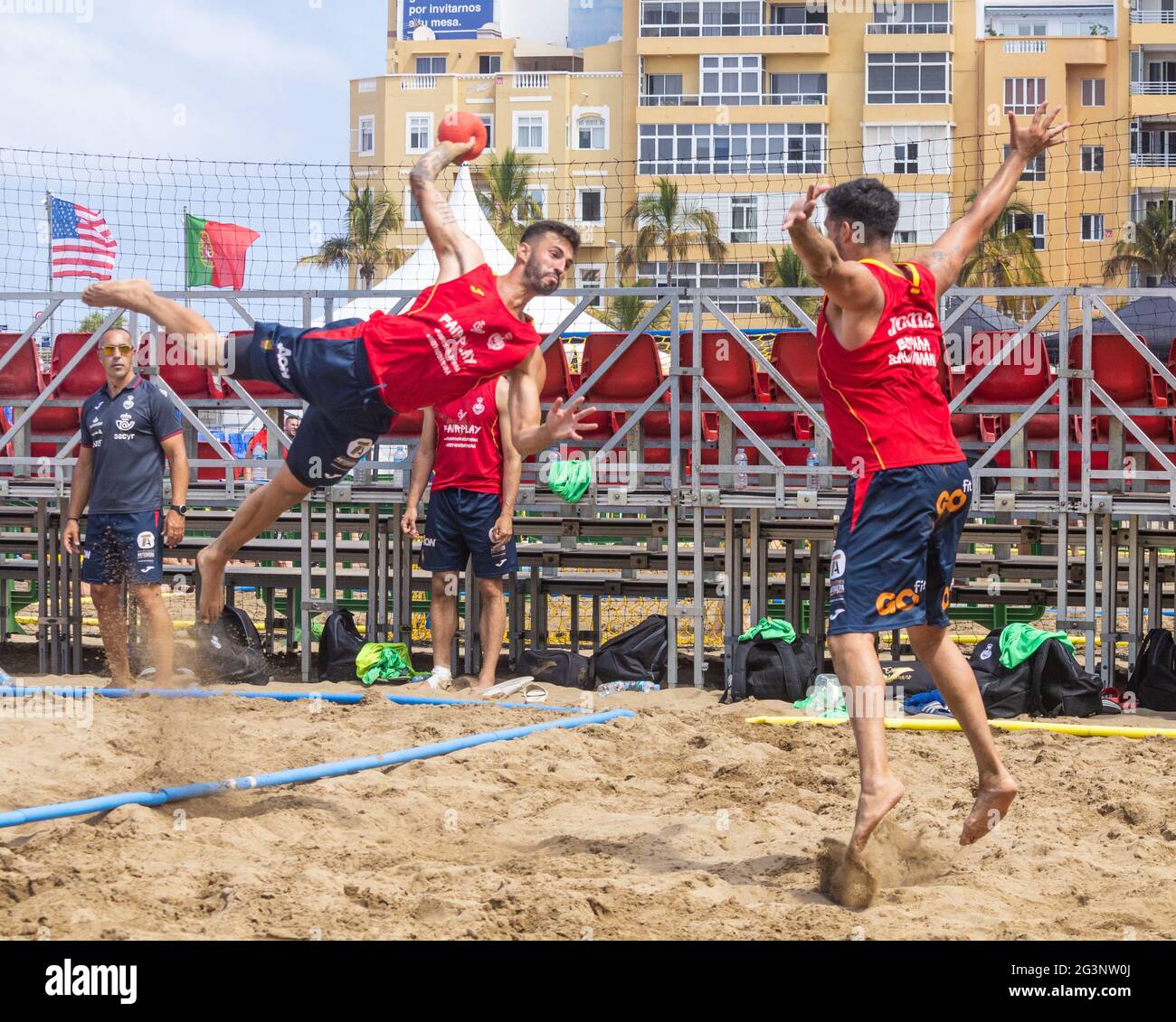 Las Palmas, Grande Canarie, Îles Canaries, Espagne. 17 juin 2021. Les équipes s'entraîner avant un tournoi international de handball de plage (du 18 au 20 juin) sur la plage de la ville de Las Palmas sur la Gran Canaria. Crédit : Alan Dawson/Alay Live News Banque D'Images